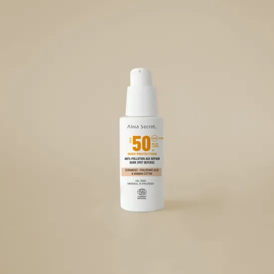 Envase Solar facial natural SPF 50 con color con ceramidas, antimanchas y oil-free